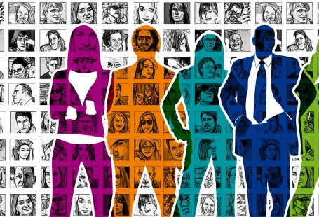 5 silhouette di uomini e donne di differenti colori su uno sfondo composto da tante cornici quadrate con dentro ritratti di volti differenti