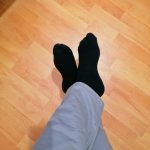 una foto dei miei piedi con indosso dei calzini neri