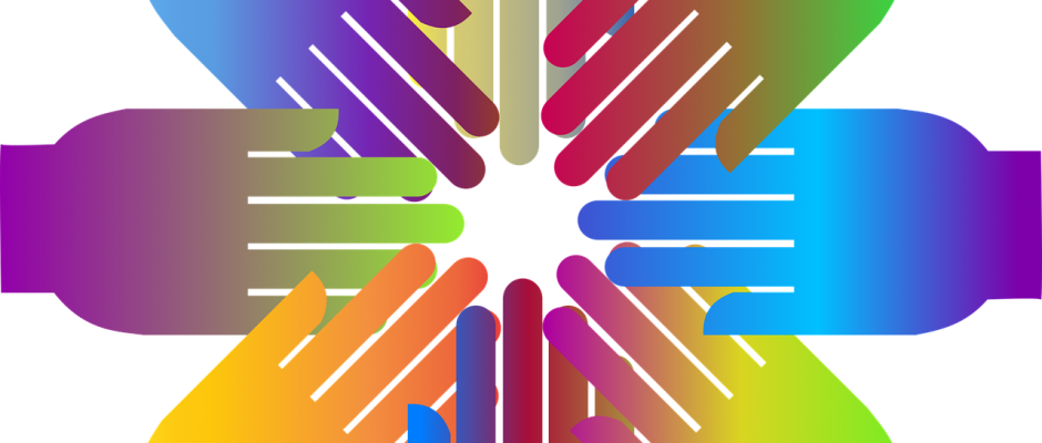 un disegno in cui otto mani coi colori dello spettro luminoso si uniscono