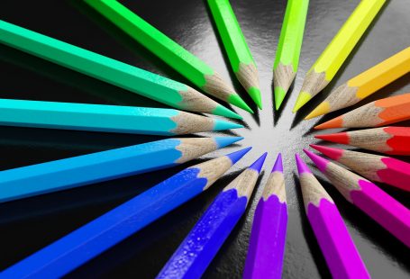 matite dei colori dello spettro luminoso disposte in cerchio con la punta verso l'interno