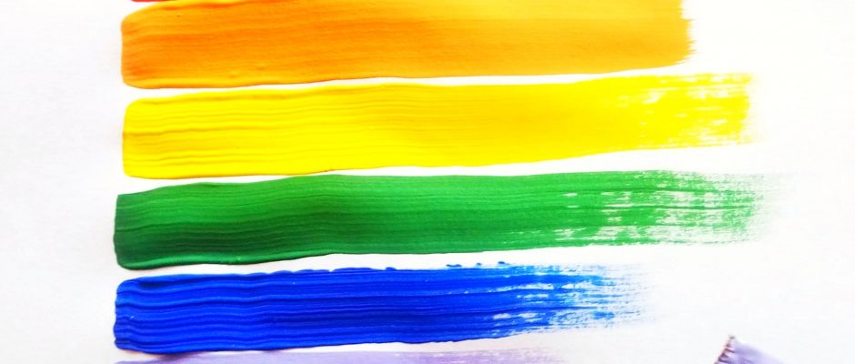 la bandiera LGBTQI+ dipinta con colori acrilici su carta