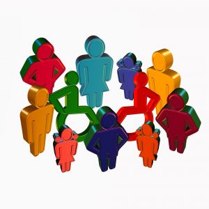 Disegno: un gruppo di silohuette colorate intorno a due silhouette colorate di persone in carrozzina