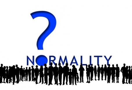 tante silhouettes con sullo sfondo la scritta "normality" e un enorme punto interrogativo disegnato sopra
