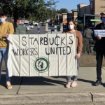 In foto alcuni lavoratori di Starbucks manifestando con uno striscione con sopra scritto: "Starbucks workers united"