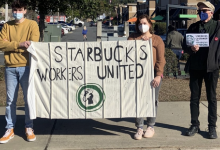 In foto alcuni lavoratori di Starbucks manifestando con uno striscione con sopra scritto: "Starbucks workers united"