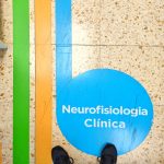 In foto il pavimento dell'ospedale con tre strisce colorate disegnate che portano a tre reparti distinti. Accessibilità
