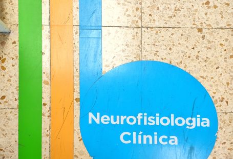 In foto il pavimento dell'ospedale con tre strisce colorate disegnate che portano a tre reparti distinti. Accessibilità